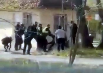 Ξυλοδαρμό από αστυνομικούς καταγγέλλουν πατέρας και γιος – Δείτε τα επεισόδια (vids)