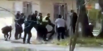 Ξυλοδαρμό από αστυνομικούς καταγγέλλουν πατέρας και γιος – Δείτε τα επεισόδια (vids)