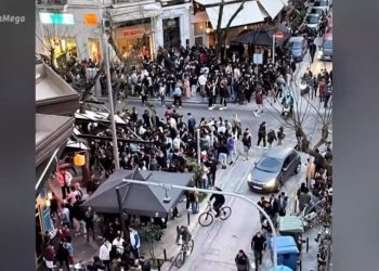 Θεσσαλονίκη: Νέες εικόνες συνωστισμού έξω από καφέ – μπαρ