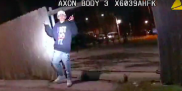 Alldaynews.gr Σκληρές εικόνες: Αστυνομικός στις ΗΠΑ πυροβολεί 13χρονο που σηκώνει τα χέρια ψηλά