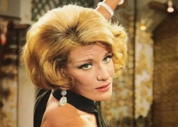 Μαίρη Χρονοπούλου: Ποζάρει στο σπίτι της μετά από καιρό και είναι απλά υπέροχη!