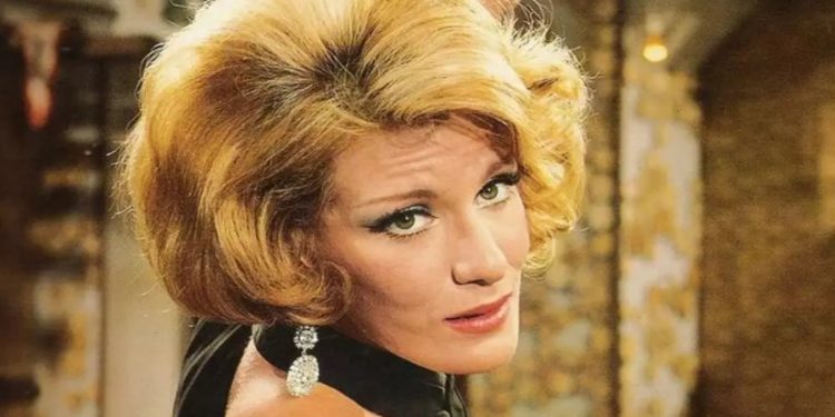 Alldaynews.gr Μαίρη Χρονοπούλου: Ποζάρει στο σπίτι της μετά από καιρό και είναι απλά υπέροχη!