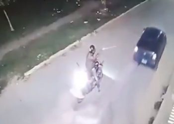 11 πυροβολισμούς από το μηχανάκι σε οδηγό αυτοκινήτου για ένα …like στην σύζυγό του! Δείτε το σοκαριστικό video