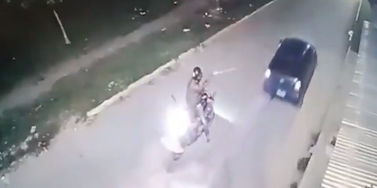 11 πυροβολισμούς από το μηχανάκι σε οδηγό αυτοκινήτου για ένα …like στην σύζυγό του! Δείτε το σοκαριστικό video