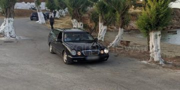 Τραγωδία με τη μικρή Ιωάννα: «Λύγισε» ο πατέρας στην κηδεία