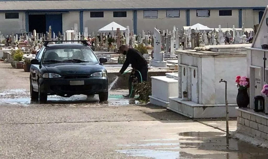 Αγρίνιο: Άντρας πήγε στο νεκροταφείο και ανενόχλητος έπλενε το αμάξι του