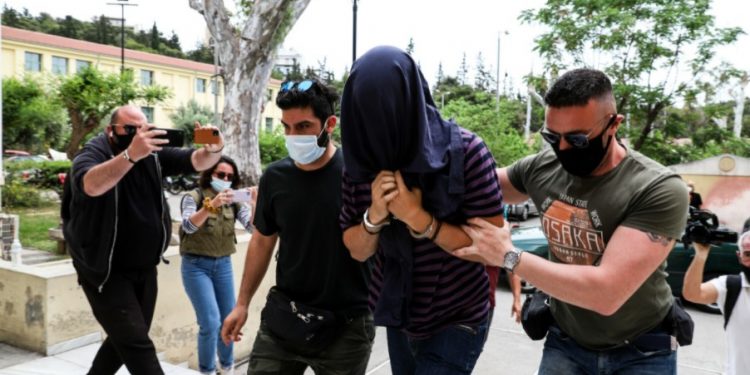 Ν. Σμύρνη-Δικηγόρος 22χρονου: “Εγώ στο βίντεο δεν είδα κανένα μόριο έξω-Είναι ο αντίχειρας”[video]