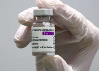 Επιβεβαιώθηκε ο πρώτος θάνατος που συνδέεται με το εμβόλιο της AstraZeneca