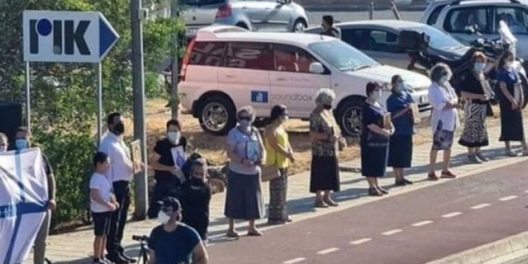 Alldaynews.gr Eurovision 2021: Πανζουρλισμός στην Κύπρο – Πιστοί με εικόνες στα χέρια βγήκαν στο δρόμο να διαμαρτυρηθούν για το «El Diablo»