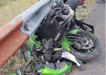 Σοκαριστικό τροχαίο: Η μηχανή έγινε σμπαράλια[Φωτογραφίες]