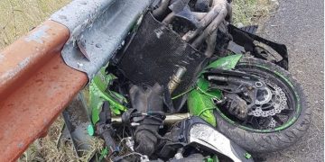 Σοκαριστικό τροχαίο: Η μηχανή έγινε σμπαράλια[Φωτογραφίες]