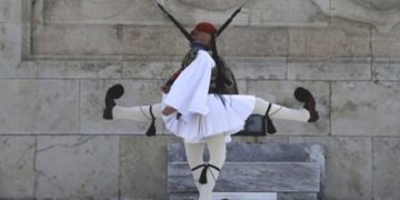 Μεθυσμένος πρώην ΟΥΚας προσπάθησε να αρπάξει το όπλο Εύζωνα