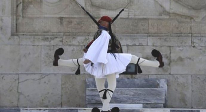 Μεθυσμένος πρώην ΟΥΚας προσπάθησε να αρπάξει το όπλο Εύζωνα