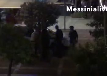Συμπλοκή με αστυνομικούς έξω από καφετέρια: Ρίψη αντικειμένων και αποδοκιμασίες[video]