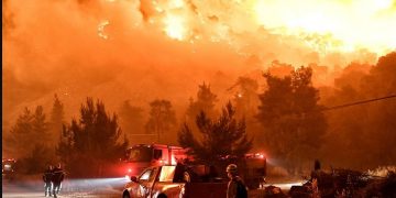 Φωτιά στο Σχίνο Κορινθίας: Δραματικές εικόνες-Εκκενώνονται ακόμη τρεις οικισμοί[video]