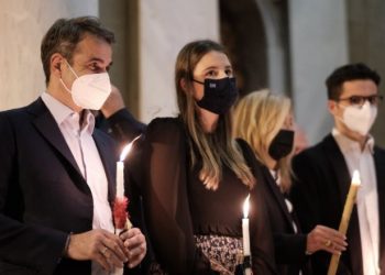 Στον Άγιο Διονύσιο έκανε Ανάσταση η οικογένεια Μητσοτάκη[photos]