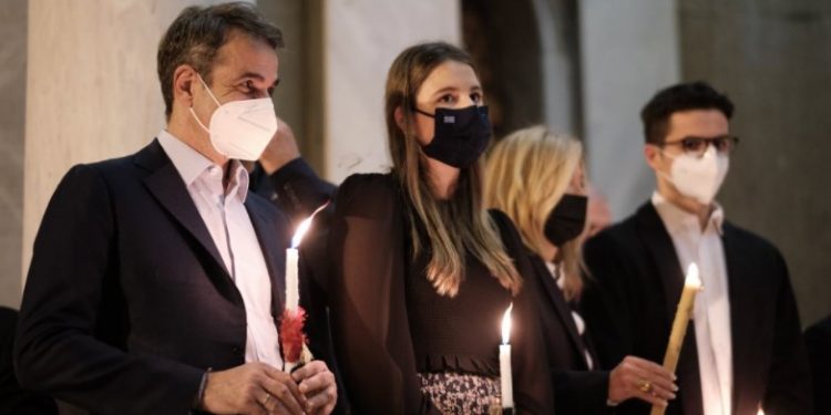 Στον Άγιο Διονύσιο έκανε Ανάσταση η οικογένεια Μητσοτάκη[photos]