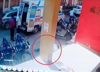 Ινδία: Εικόνες σοκ με το φιλί της ζωής σε ασθενείς με κορονοϊό και νοσηλευτές να παθαίνουν ανακοπή