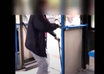 «Αν ξαναπείς μ@λ@κία θα σε σκοτώσω»: Οδηγός του ΟΑΣΘ βρίζει και γρονθοκοπεί ηλικιωμένο με μπαστούνι [video]