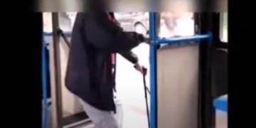 «Αν ξαναπείς μ@λ@κία θα σε σκοτώσω»: Οδηγός του ΟΑΣΘ βρίζει και γρονθοκοπεί ηλικιωμένο με μπαστούνι [video]