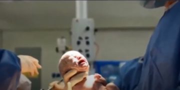 «Γέννησα διασωληνωμένη»-Συγκλονίζει η γυναίκα που νοσηλεύτηκε στο Αττικόν[video]