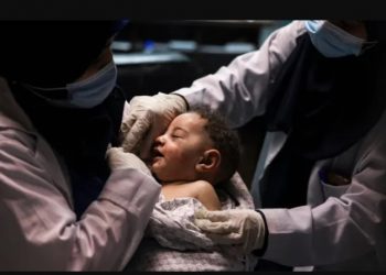 Μωράκι 5 μηνών ανασύρθηκε ζωντανό από τα ερείπια μετά από βομβαρδισμό[video]