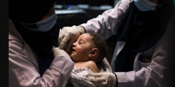 Μωράκι 5 μηνών ανασύρθηκε ζωντανό από τα ερείπια μετά από βομβαρδισμό[video]