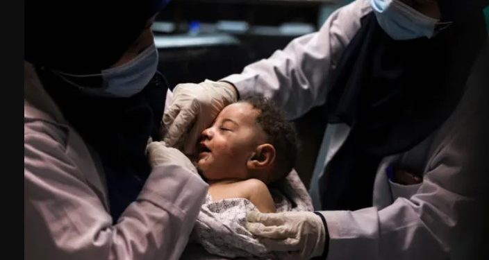 Μωράκι 5 μηνών ανασύρθηκε ζωντανό από τα ερείπια μετά από βομβαρδισμό[video]