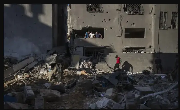 Μωράκι 5 μηνών ανασύρθηκε ζωντανό από τα ερείπια μετά από βομβαρδισμό[video]