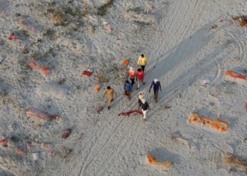 Ινδία: Πτώματα ασθενών που υπέκυψαν στον κορωνοϊό μεταξύ αυτών που ανασύρθηκαν από τον Γάγγη