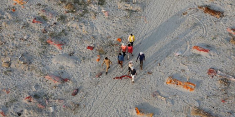 Alldaynews.gr Ινδία: Πτώματα ασθενών που υπέκυψαν στον κορωνοϊό μεταξύ αυτών που ανασύρθηκαν από τον Γάγγη