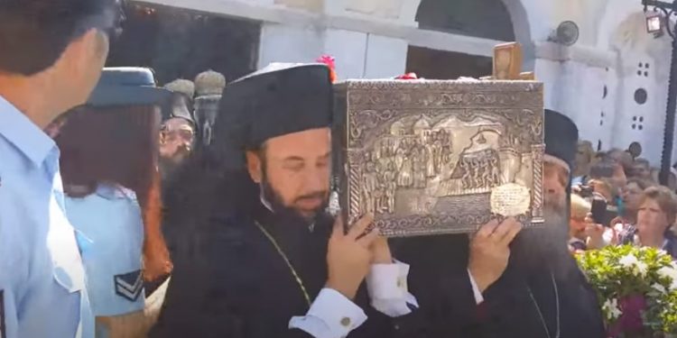 Το Θαύμα του Αγίου Ιωάννου του Ρώσου: «Μητέρα, πιάσε με, ο Άγιος Ιωάννης από τη Ρωσία μου είπε να σηκωθώ»[video]