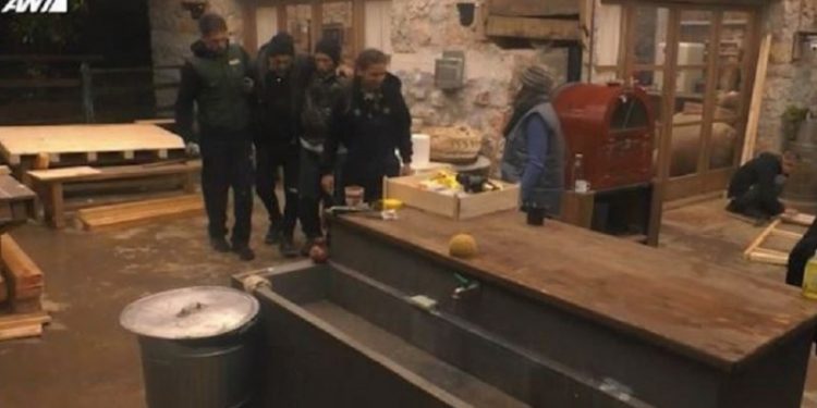 Alldaynews.gr Η Φάρμα: Υποβασταζόμενος ο Μιχάλης Ιατρόπουλος μετά τον τραυματισμό του