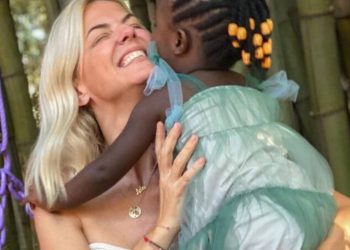 Χριστίνα Κοντοβά: Η συγκλονιστική στιγμή που αποχαιρετά την κόρη της στην Ουγκάντα