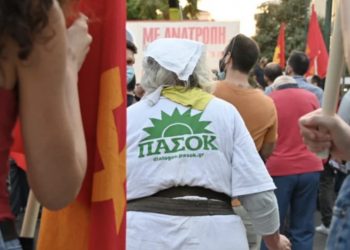 Έγραψε ιστορία μια γιαγιά! Με μπλουζάκι ΠΑΣΟΚ στην κινητοποίηση του ΚΚΕ[Φωτογραφίες]