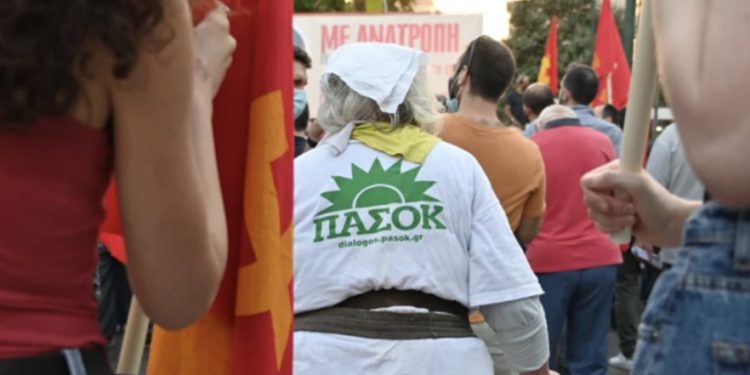 Έγραψε ιστορία μια γιαγιά! Με μπλουζάκι ΠΑΣΟΚ στην κινητοποίηση του ΚΚΕ[Φωτογραφίες]