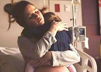 Το συγκινητικό «αντίο» μιας μητέρας στην μεγάλη της κόρη πριν τη γέννα