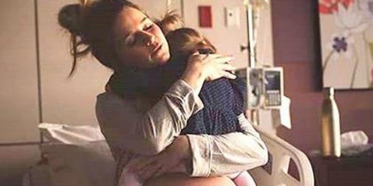 Alldaynews.gr Το συγκινητικό «αντίο» μιας μητέρας στην μεγάλη της κόρη πριν τη γέννα