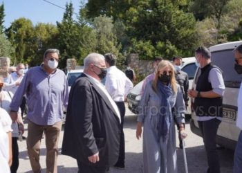 Μαρέβα  Μητσοτάκη: Καταπονημένη και με μπαστουνάκι στο μνημόσυνο για τα 4 χρόνια του Κ. Μητσοτάκη[video]