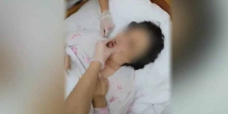 Κακοποιούν ηλικιωμένους και γελάνε! Σοκαριστικά βίντεο από οίκο ευγηρίας στη Β. Ελλάδα