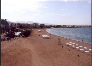 Παλαιό Φάληρο: Χειροπέδες σε 42χρονο που εντοπίστηκε γυμνός στην παραλία