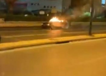 Σοκ Τώρα στην Λ. Βουλιαγμένης: Αυτοκίνητο τυλίχτηκε στις φλόγες-Διακόπηκε η κυκλοφορία[video]