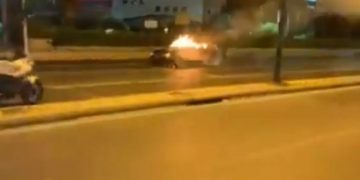 Σοκ Τώρα στην Λ. Βουλιαγμένης: Αυτοκίνητο τυλίχτηκε στις φλόγες-Διακόπηκε η κυκλοφορία[video]