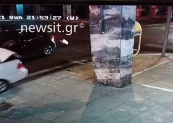 Αθήνα: Πέρασε με κόκκινο και «εκσφενδόνισε» ντελιβερά[Βίντεο ντοκουμέντο]