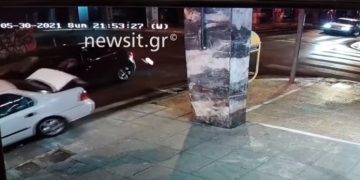 Αθήνα: Πέρασε με κόκκινο και «εκσφενδόνισε» ντελιβερά[Βίντεο ντοκουμέντο]