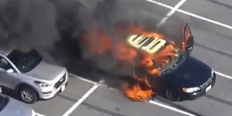 Έβαλε αντισηπτικό χεριών ενώ οδηγούσε και πήρε φωτιά το αυτοκίνητο[video]