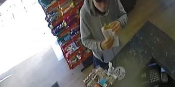 Θεσσαλονίκη: Άγνωστος προσπάθησε να βάλει 16χρονη στο αυτοκίνητό του – Κάμερες κατέγραψαν το πρόσωπό του