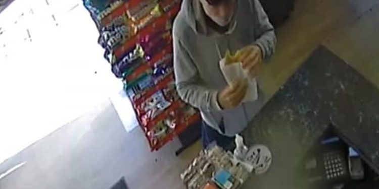 Θεσσαλονίκη: Άγνωστος προσπάθησε να βάλει 16χρονη στο αυτοκίνητό του – Κάμερες κατέγραψαν το πρόσωπό του