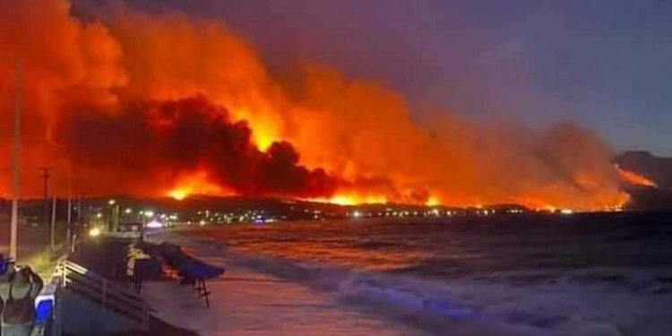 Φωτιά στην Κορινθία: Σοκάρει το μέτωπο στο Αλεποχώρι