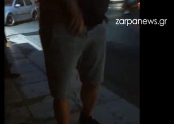 Σοκαριστικό βίντεο από την Κρήτη: Αυνανίζεται μπροστά σε κοπέλα που στέκεται σε στάση λεωφορείου